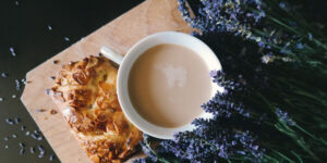 coffee, cake and bunch of lavender on a wooden board | Spanish transcreation services for your products