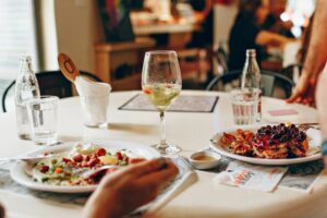 Spanish website translation services for restaurants | Restaurant diners eating
