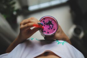 Enjoying a berry smoothie | Blog post localisation into Spanish